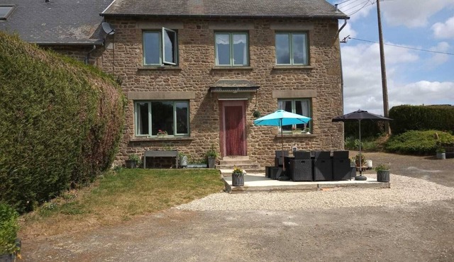 Tranquil, Farmhouse sleeps 6 comfortably, with private large swimming pool