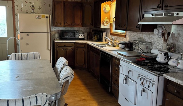 Tranquil farmhouse near to Johnson City - 2 bedrooms, 2 baths, vintage kitchen.
