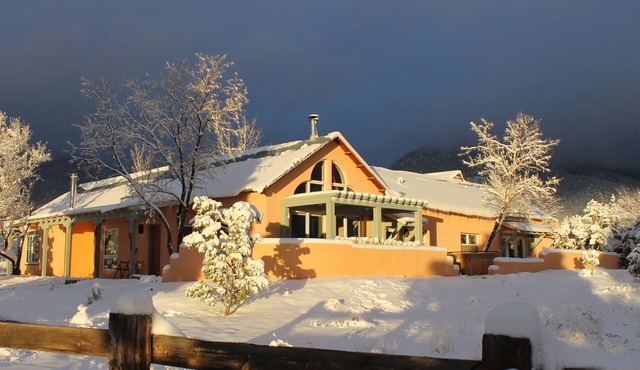 Tranquil five-bedroom house in Arroyo Seco - eight miles from Taos Ski Valley