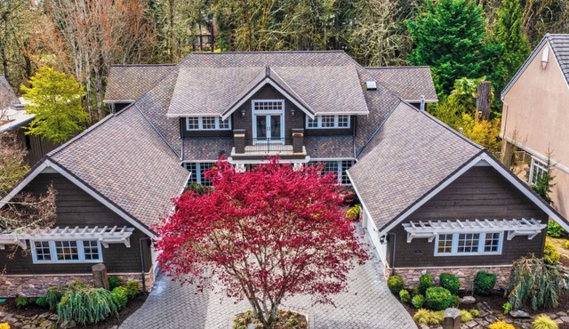 Tranquil Forest Chateau: hot spa, home theatre, outdoor bbq, w/lush green views