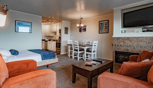 Tranquil Forest-View Studio with Kitchen