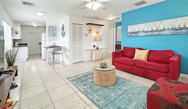 Tranquil Garden Pied a Terre - Walk to Pompano's Public Beach!