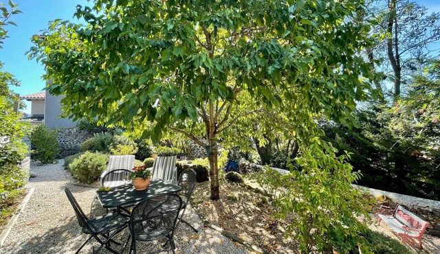Tranquil Garden Retreat with Jacuzzi & Sauna near UNESCO Sites