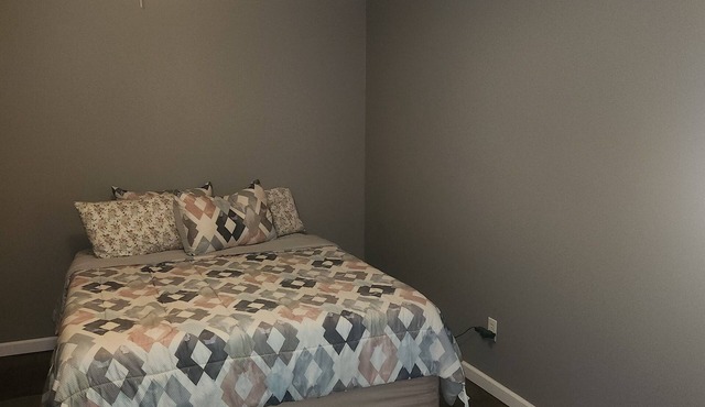 Tranquil Getaway: Bedroom with Private Bath for Short Stays Outside City Limits"