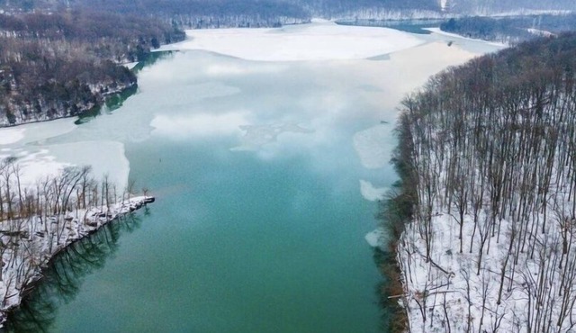 Tranquil Getaway In Gated Community - Free Wifi and laptop-friendly workspace by RedAwning