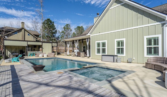 Tranquil Getaway Minutes from Auburn including Pool & backyard Waterfall Oasis