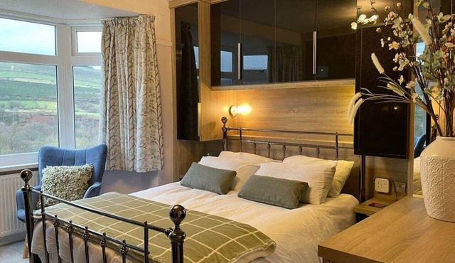 Tranquil Glossop Retreat - Pets Welcome