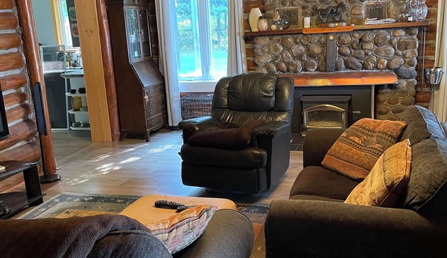 Tranquil guest house in charming Katrine on Doe Lake, Ontario Canada