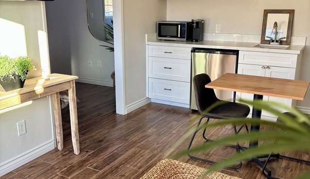 Tranquil guest suite/private entrance/patio/Tesla charger/central Thousand Oaks