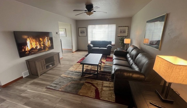 Tranquil Haven: Fully Furnished 3 Bedroom, 2 Bath - 8 Miles to Lambeau Field