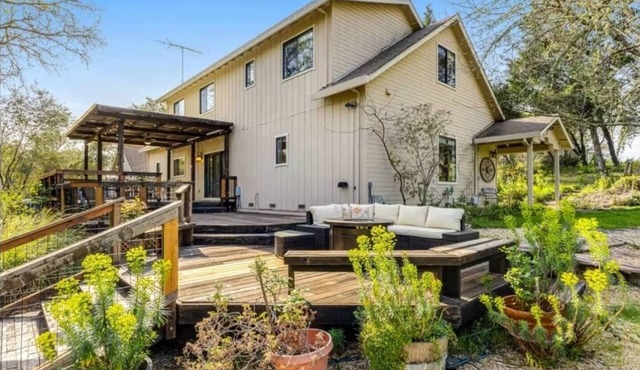 Tranquil Healdsburg Escape | Near Wineries & Plaza