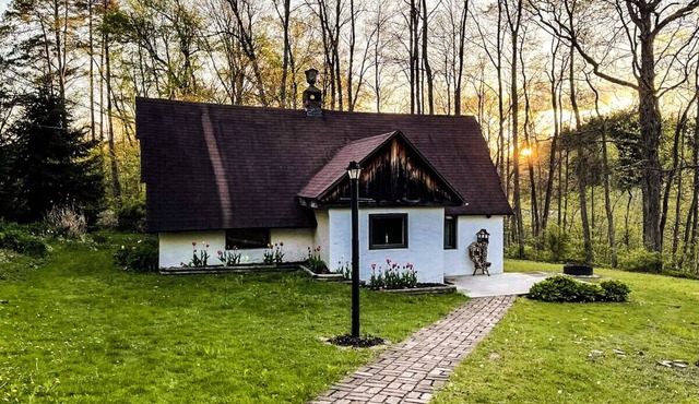 Tranquil Hickory Hill Cottage Getaway with Hot Tub