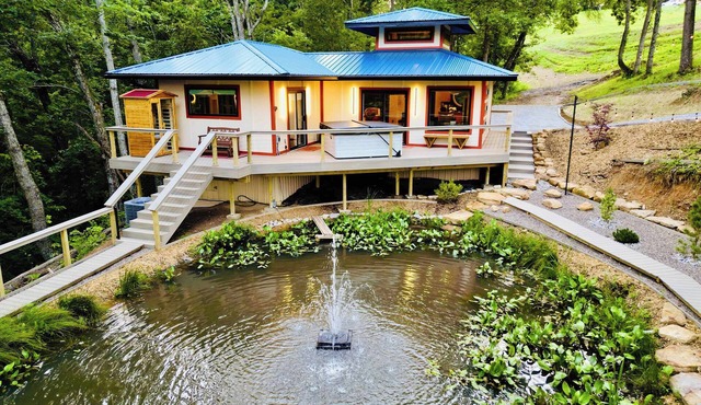 Tranquil Hideaway: Romantic Spa Retreat w/Hot Tub & Sauna