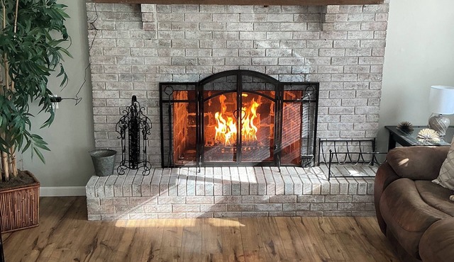 Tranquil Hideaway: Your Private Lakefront Retreat