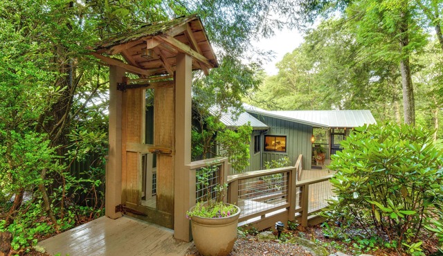 Tranquil Highlands Cottage w/Fire Pit & Stream!