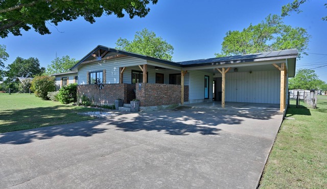 Tranquil Hill Country Escape: Pet-Friendly, Near Wineries, & Stellar Stargazing!