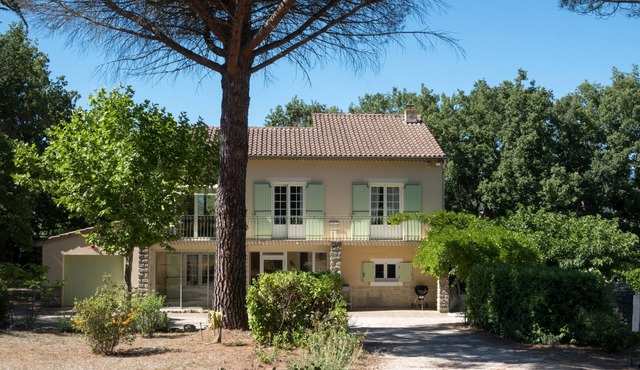 Tranquil hilltop house with breathtaking views, pool and garden - 800m from town