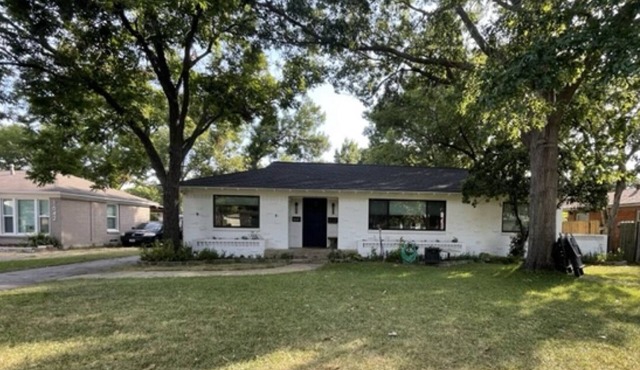 Tranquil home, .3 acres,15 min to downtown w/2 separate offices + Dog friendly!