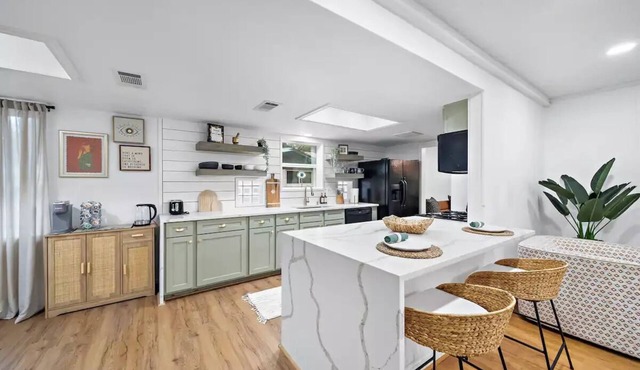 Tranquil Home by IAH, Shop&Dinenn