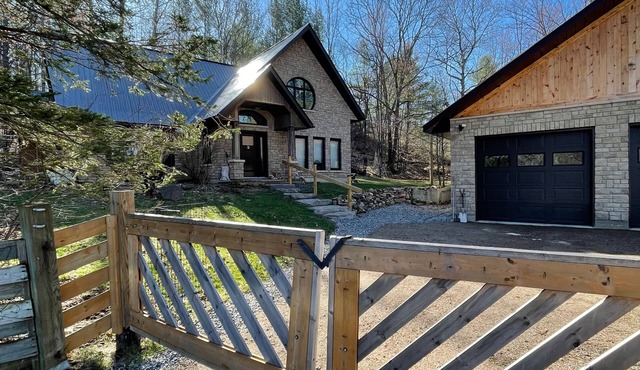 Tranquil Home w/27 Acres of Private Forest Trails. Dog Heaven!
