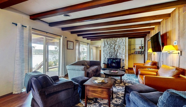 Tranquil home with large deck, wooded views, & direct access to the Puget Sound