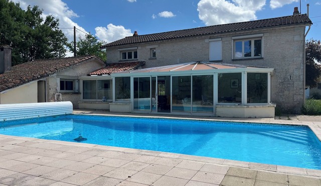 Tranquil House with large pool, set in beautiful private garden. separate Gite