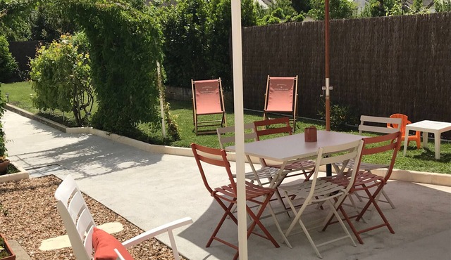 Tranquil House in Peaceful Châteauroux with Garden, Parking, and Full Comfort