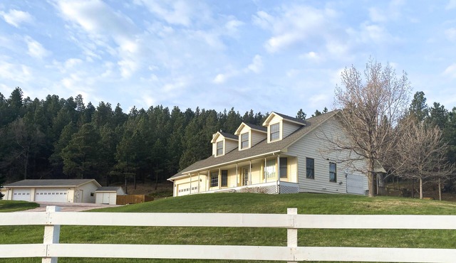 Tranquil house with fireplace, hot tub, foosball table, jetted tub, & patio