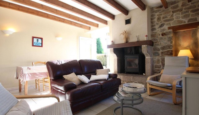 Tranquil house with garden, fireplace and beach walk