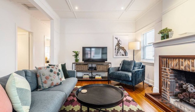 Tranquil Inner east Haven Moments from High Street