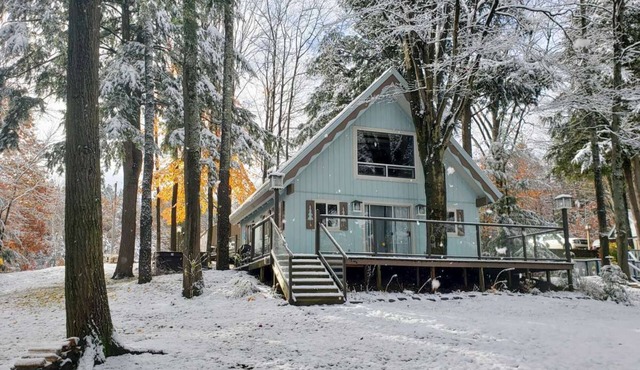 Tranquil Lake Cottage Near Golf/Skiing w/Views & Hot Tub