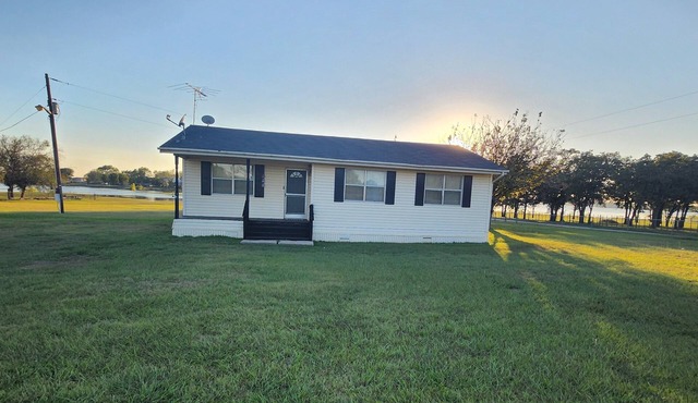 Tranquil Lake House on 2 Acres: Pet-Friendly with Stunning Lake Views.