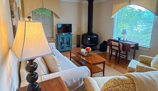 Tranquil Lake Junaluska cottage: serene views, modern comforts, adventure