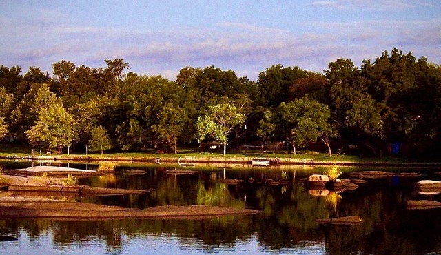 Tranquil Lake LBJ getaway! No boat traffic. Swim, Kayak, SUP & Fish in Peace! ❤️🦮