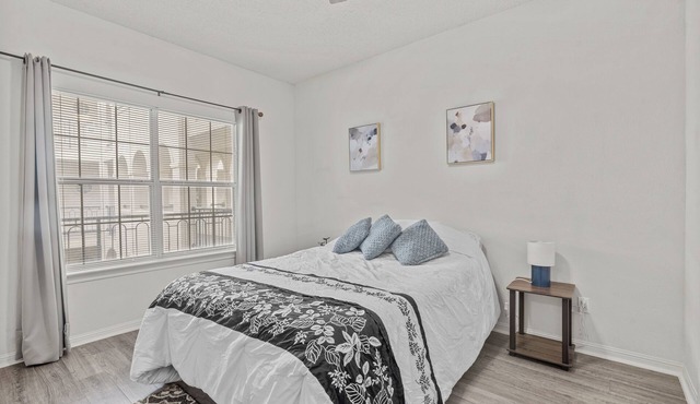 Tranquil Lake Travis Retreat: Stylish Modern Condo in Lago Vista