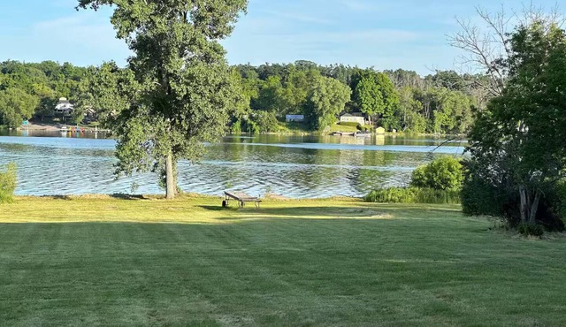 Tranquil Lakefront Cottage