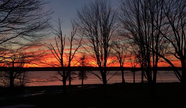Tranquil Lakefront Cottage on Pymatuning with Dock and EV Power