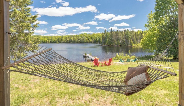Tranquil lakefront cottage near Huntsville and Algonquin Park