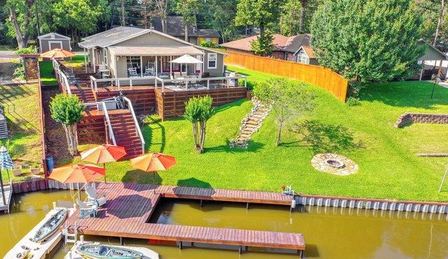 Tranquil Lakefront Getaway w/boat dock, kayaks and firepit.