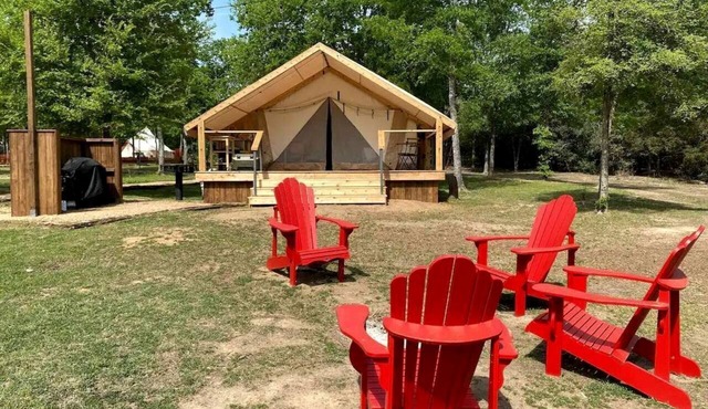 Tranquil Lakefront Glamping Safari Tent with Scenic Views near Bastrop, Texas