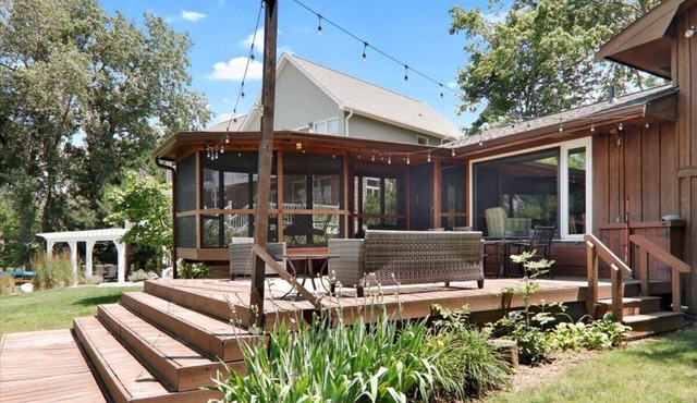 Tranquil Lakefront Retreat: Your Perfect Getaway on Lake Bloomington