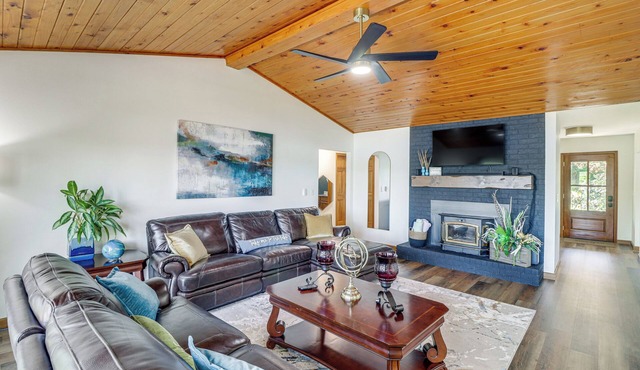 Tranquil Lakefront Greers Ferry Escape w/Fire Pit