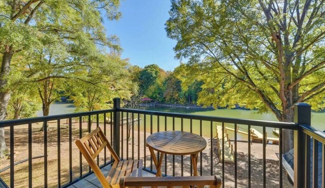 Tranquil Lakefront Carriage House with Dock