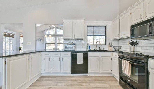 Tranquil Lakeside Getaway with Modern Comfort