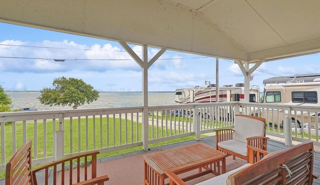 Tranquil Lakeside Escape, 2 Bedrooms, Patio, Views
