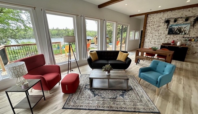 Tranquil Lakeside Home w/hot tub & sauna - 20 mins from city of Halifax!