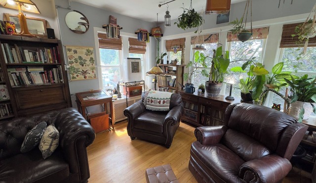 Tranquil Library near Brown Line 2 bed 1 bath vintage private unit @ Solar Lodge