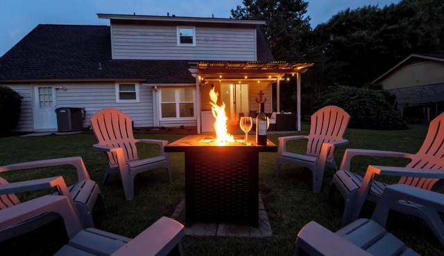 Tranquil Location! Patio, Shuffle Board, Fire pit, Walk to Restaurants!