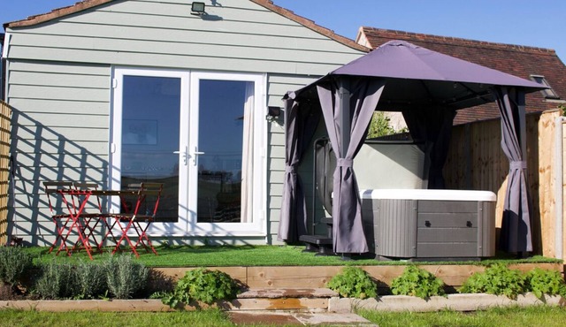 Tranquil Location with Exclusive HOT TUB - 1 bedroom