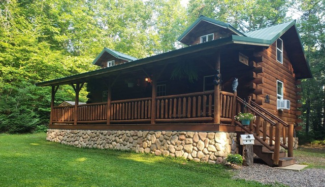 Tranquil log cabin located in the Blue Hills. Enjoy privacy and solitude.